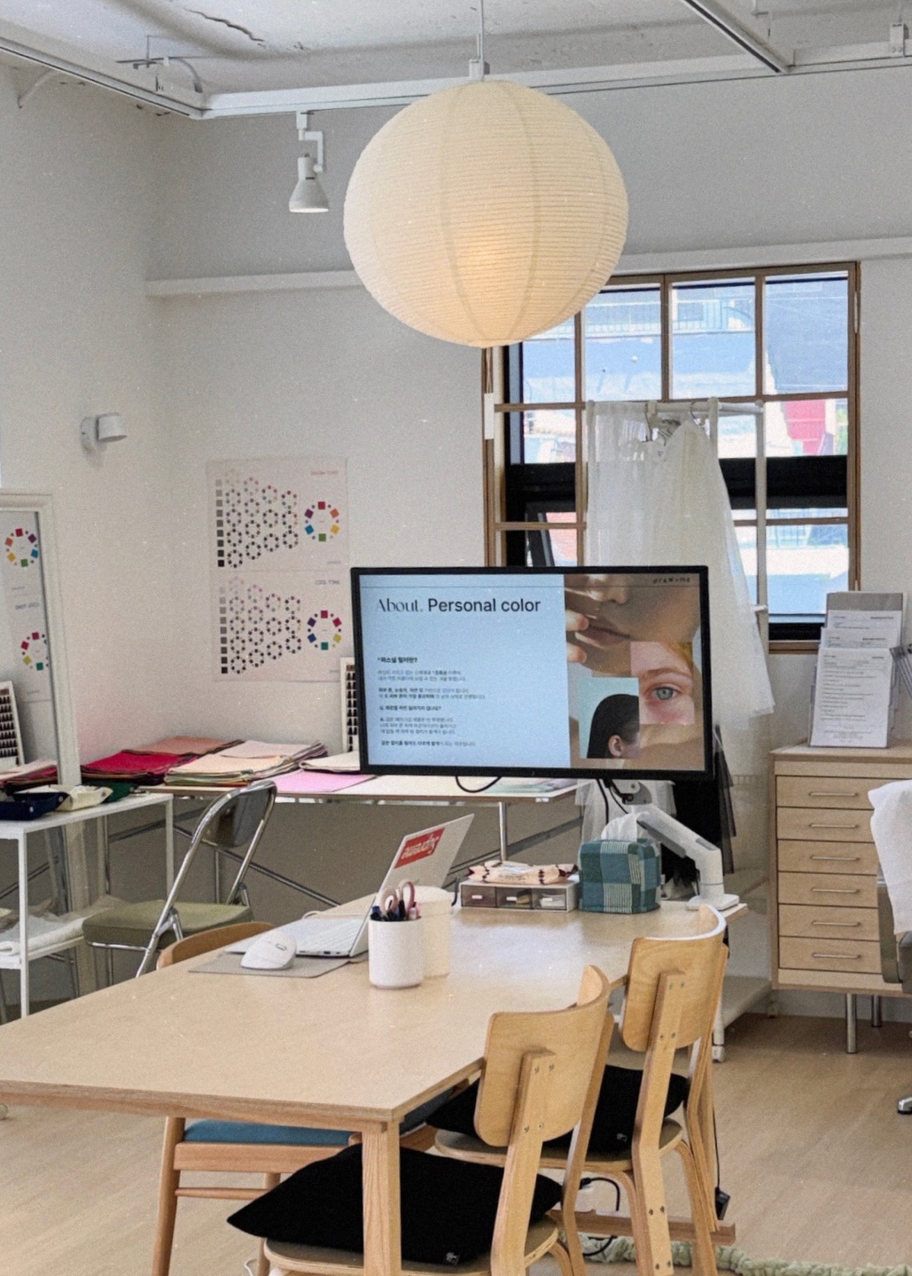 Consultation table and paper lantern in the draw me studio